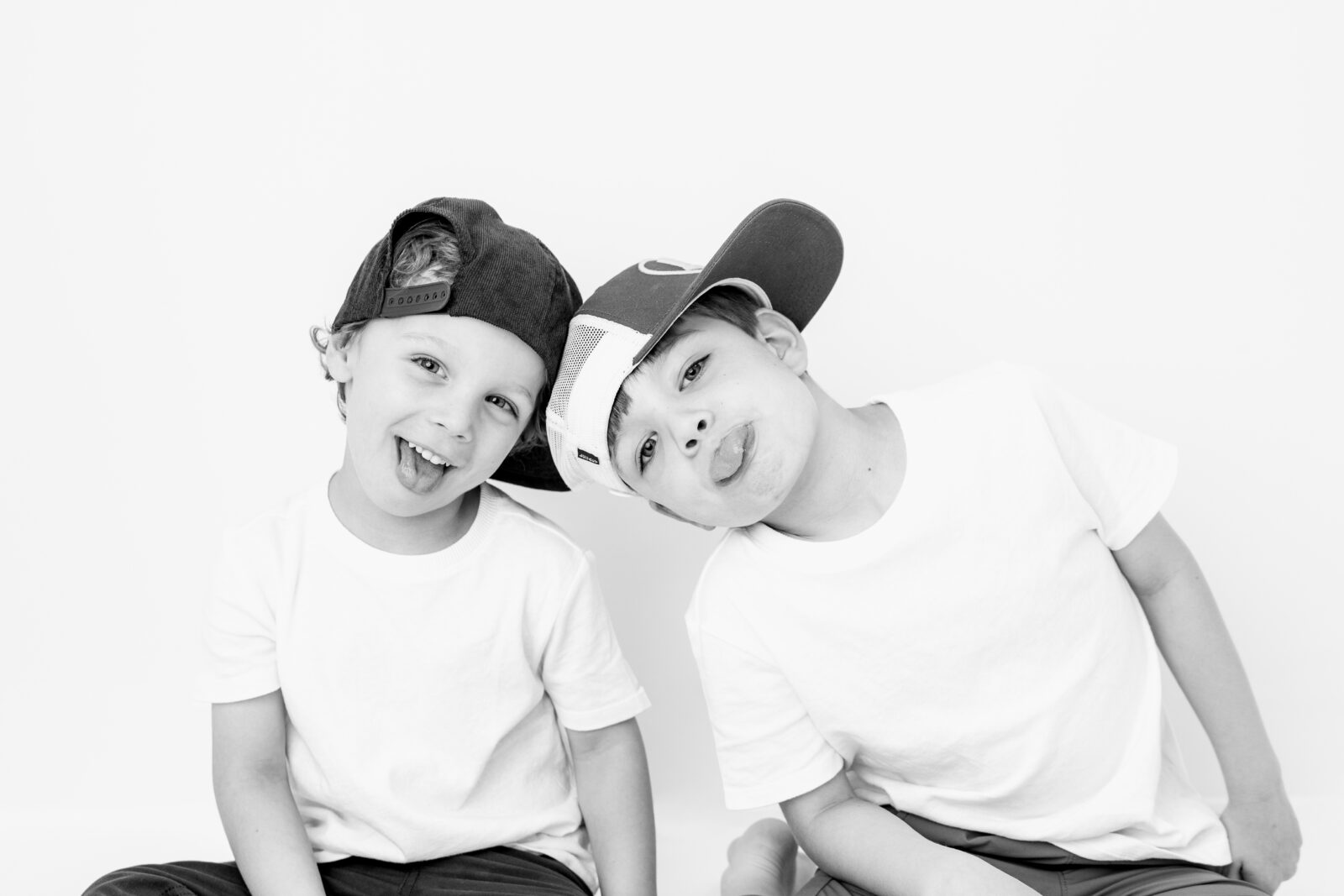 Baltimore children's portrait photographer captures two brothers laughing