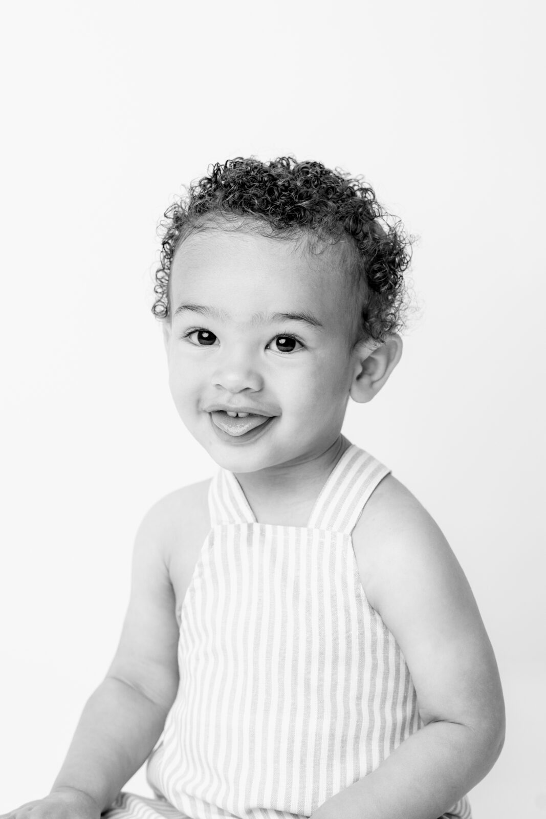 Baltimore children's portrait photographer captures child laughing